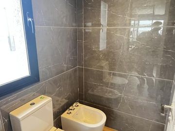 Casa a la laguna en venta, 5 dormitorios, dependencia, Barrio Cerrado PUERTOS, Escobar
