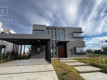 Casa a la laguna en venta, 5 dormitorios, dependencia, Barrio Cerrado PUERTOS, Escobar