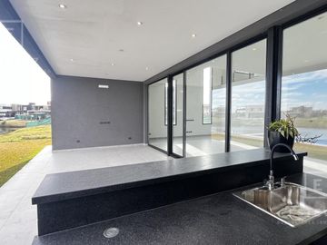 Casa a la laguna en venta, 5 dormitorios, dependencia, Barrio Cerrado PUERTOS, Escobar