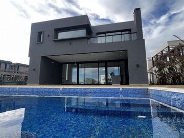 Casa a la laguna en venta, 5 dormitorios, dependencia, Barrio Cerrado PUERTOS, Escobar