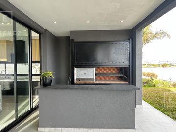 Casa a la laguna en venta, 5 dormitorios, dependencia, Barrio Cerrado PUERTOS, Escobar