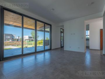 Casa en Venta con renta a la Laguna Barrio Islas El Canton A Estrenar