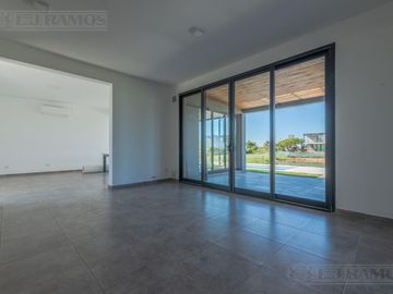 Casa en Venta con renta a la Laguna Barrio Islas El Canton A Estrenar