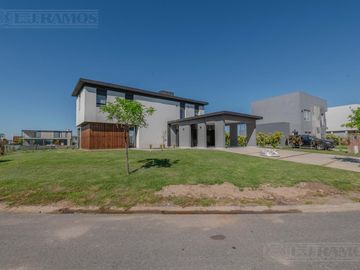 Casa en Venta con renta a la Laguna Barrio Islas El Canton A Estrenar