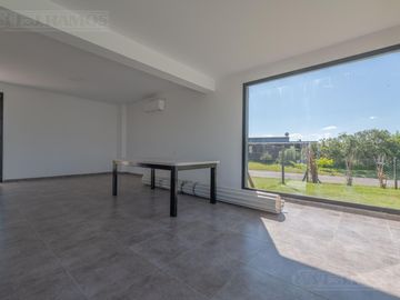 Casa en Venta con renta a la Laguna Barrio Islas El Canton A Estrenar