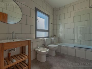 Casa en Venta con renta a la Laguna Barrio Islas El Canton A Estrenar