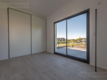 Casa en Venta con renta a la Laguna Barrio Islas El Canton A Estrenar