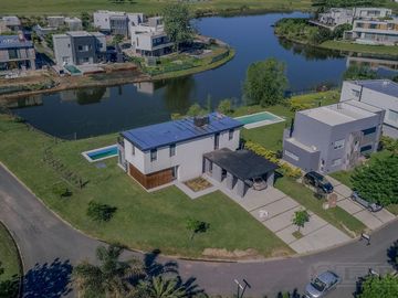 Casa en Venta con renta a la Laguna Barrio Islas El Canton A Estrenar