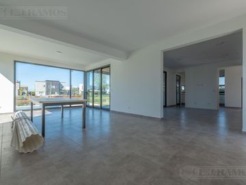 Casa en Venta con renta a la Laguna Barrio Islas El Canton A Estrenar