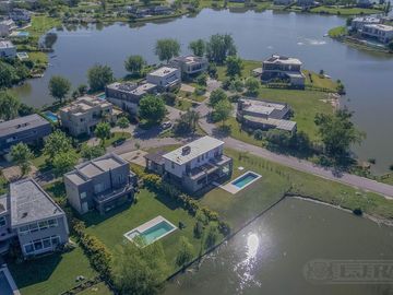 Casa en Venta con renta a la Laguna Barrio Islas El Canton A Estrenar