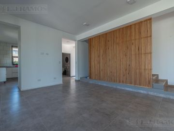 Casa en Venta con renta a la Laguna Barrio Islas El Canton A Estrenar