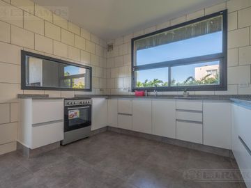 Casa en Venta con renta a la Laguna Barrio Islas El Canton A Estrenar