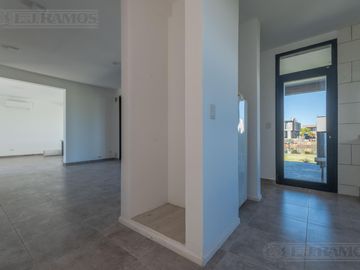 Casa en Venta con renta a la Laguna Barrio Islas El Canton A Estrenar