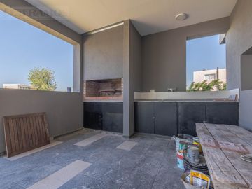 Casa en Venta con renta a la Laguna Barrio Islas El Canton A Estrenar