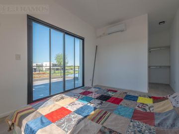 Casa en Venta con renta a la Laguna Barrio Islas El Canton A Estrenar