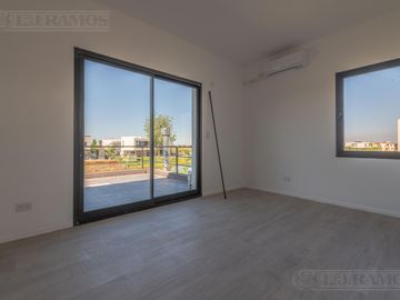 Casa en Venta con renta a la Laguna Barrio Islas El Canton A Estrenar