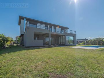 Casa en Venta con renta a la Laguna Barrio Islas El Canton A Estrenar