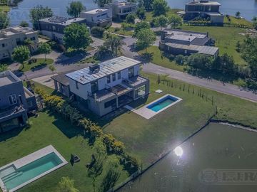Casa en Venta con renta a la Laguna Barrio Islas El Canton A Estrenar