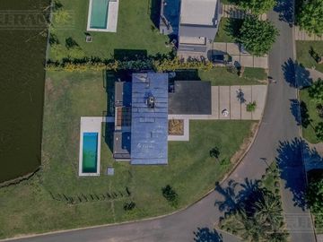 Casa en Venta con renta a la Laguna Barrio Islas El Canton A Estrenar