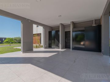 Casa en Venta con renta a la Laguna Barrio Islas El Canton A Estrenar