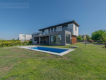 Casa en Venta con renta a la Laguna Barrio Islas El Canton A Estrenar