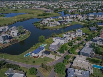 Casa en Venta con renta a la Laguna Barrio Islas El Canton A Estrenar