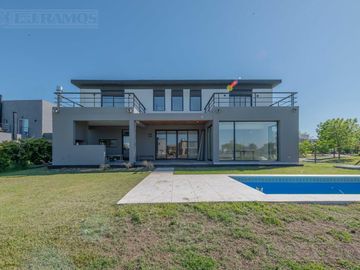 Casa en Venta con renta a la Laguna Barrio Islas El Canton A Estrenar