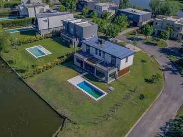 Casa en Venta con renta a la Laguna Barrio Islas El Canton A Estrenar