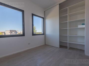 Casa en Venta con renta a la Laguna Barrio Islas El Canton A Estrenar
