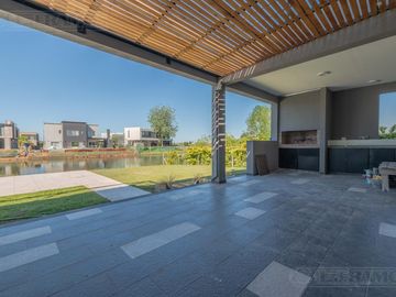 Casa en Venta con renta a la Laguna Barrio Islas El Canton A Estrenar