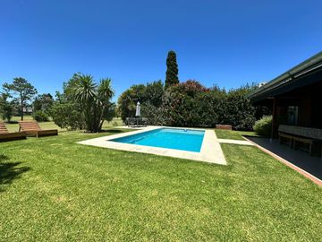 Impecable casa en venta con vista al golf en el CC Larena . NUEVO PRECIO!
