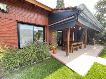 Impecable casa en venta con vista al golf en el CC Larena . NUEVO PRECIO!