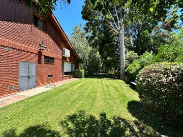 Impecable casa en venta con vista al golf en el CC Larena . NUEVO PRECIO!