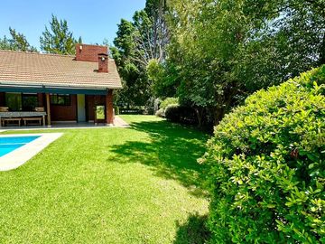 Impecable casa en venta con vista al golf en el CC Larena . NUEVO PRECIO!
