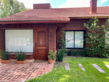 Impecable casa en venta con vista al golf en el CC Larena . NUEVO PRECIO!