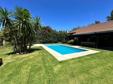 Impecable casa en venta con vista al golf en el CC Larena . NUEVO PRECIO!