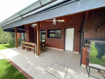 Impecable casa en venta con vista al golf en el CC Larena . NUEVO PRECIO!