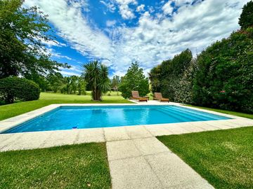 Impecable casa en venta con vista al golf en el CC Larena . NUEVO PRECIO!