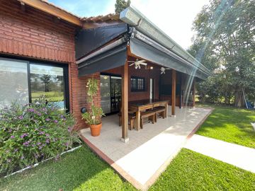 Impecable casa en venta con vista al golf en el CC Larena . NUEVO PRECIO!