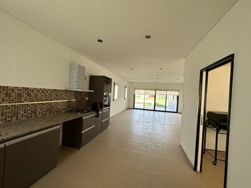 PROPIEDAD EN VENTA 4Amb -  EN BARRIO PRIVADO CRUZ DEL SUR