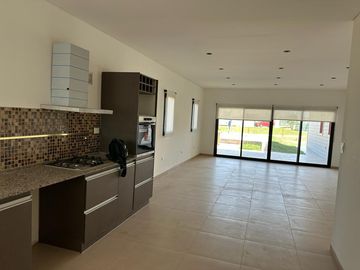 PROPIEDAD EN VENTA 4Amb -  EN BARRIO PRIVADO CRUZ DEL SUR