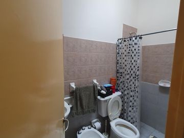 VENTA Casa 2 dormitorios   mono. B°142 viv.
