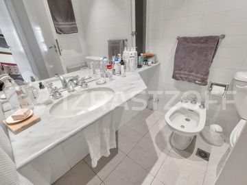 Departamento en  venta en Recoleta. Cinco ambientes, al frente