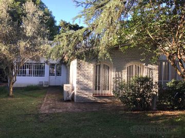 Casa sobre gran terreno con mucho potencial IDEAL INVERSOR MB
