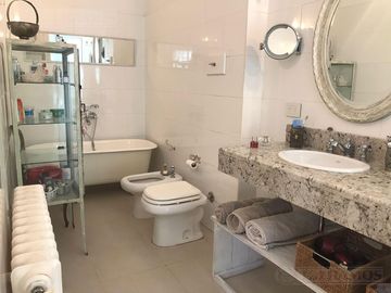 Casa sobre gran terreno con mucho potencial IDEAL INVERSOR MB