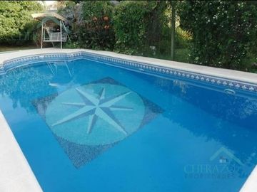 Casa en  Ituzaingó  4 ambiente con gran  jardín y piscina