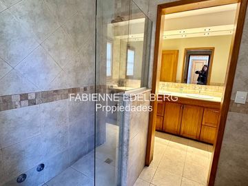 Casa en venta en el encantador Callejón de GINGIN, San Martín de los Andes, Patagonia Argentina.