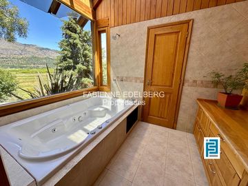 Casa en venta en el encantador Callejón de GINGIN, San Martín de los Andes, Patagonia Argentina.