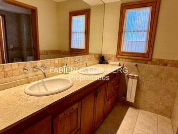 Casa en venta en el encantador Callejón de GINGIN, San Martín de los Andes, Patagonia Argentina.