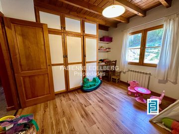 Casa en venta en el encantador Callejón de GINGIN, San Martín de los Andes, Patagonia Argentina.